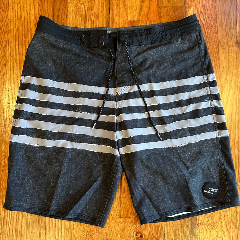 Quicksilver Stretch Board Shorts Size 32